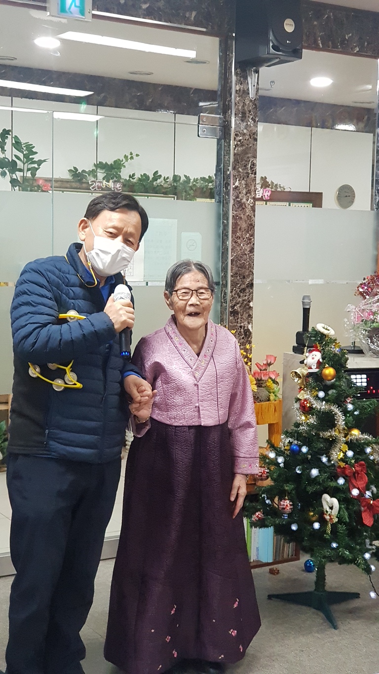 한복을 곱게 차려 입으시고 원장님과 한컷~