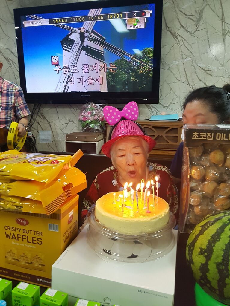 어르신 생신잔치 사진입니다.