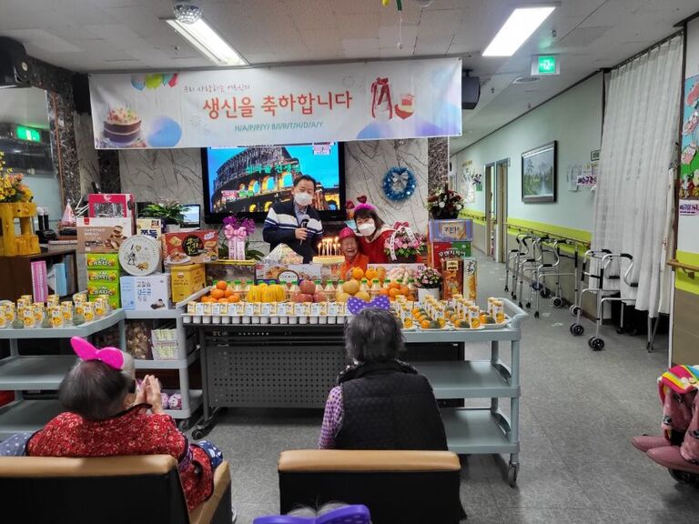행복한요양원 어르신 생신잔치 모습입니다. 
