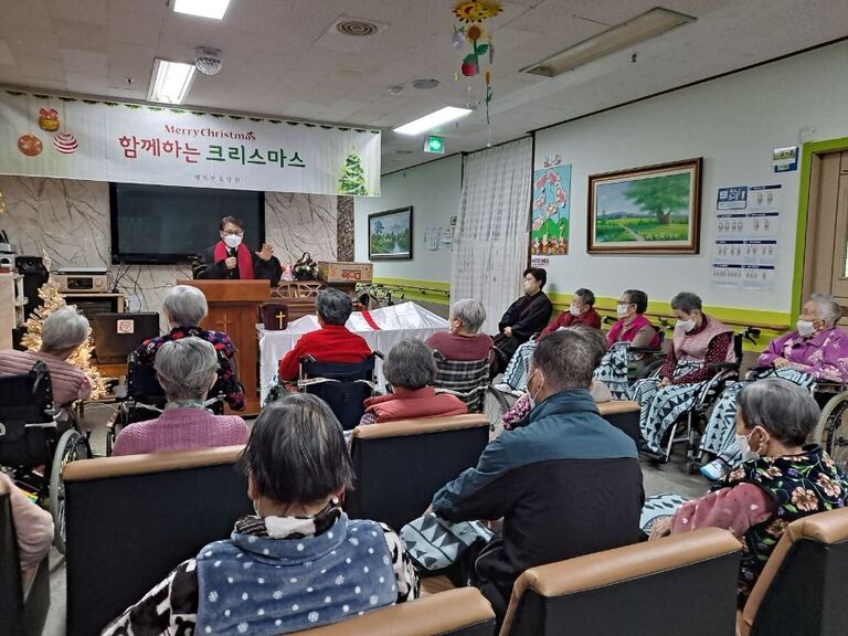 행복한요양원 크리스마스 행사 모습입니다.