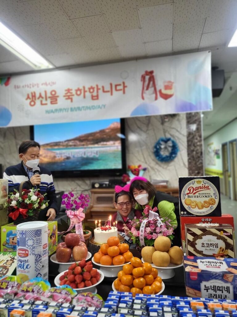 어르신 생신잔치 모습입니다.