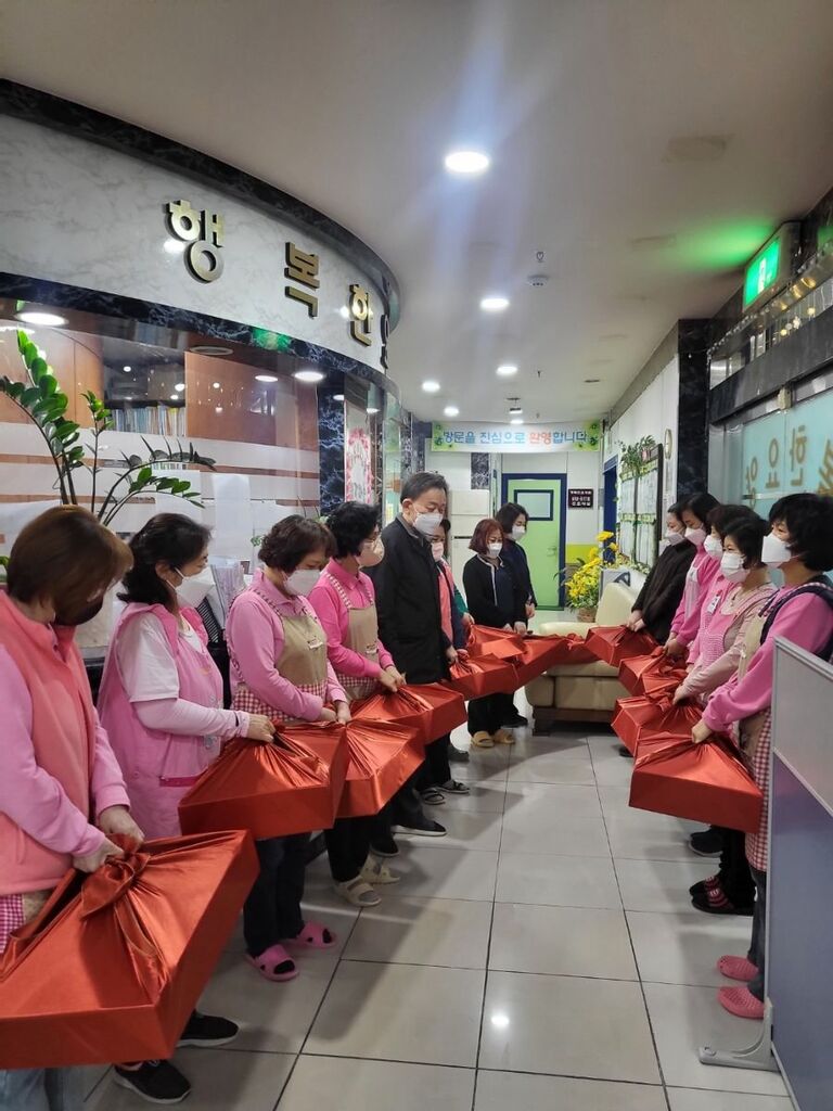 직원 포상 및 교육.회의 사진입니다.