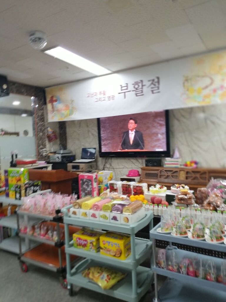 행복한요양원 부활절 행사 사진입니다.