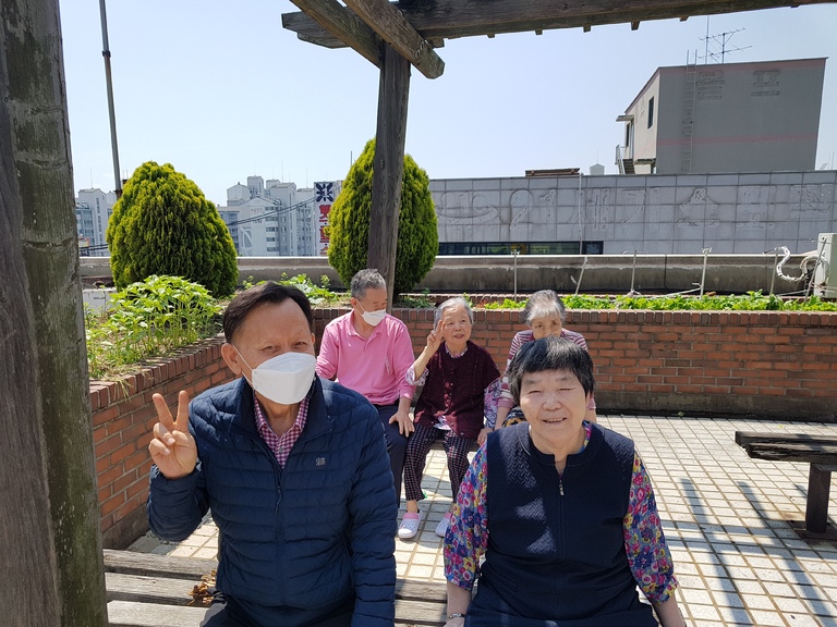 어르신들 옥상 나들이 사진입니다.