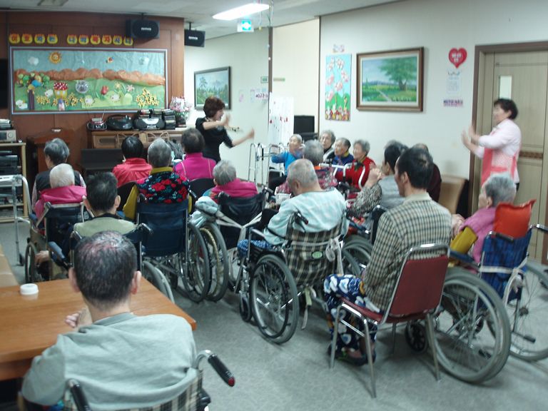 웃음치료 시간입니다.